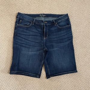 Bootlegger Curvy Bermuda Short. Size 34